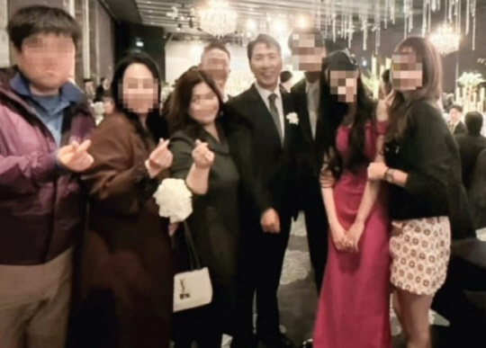 안희정 전 충남지사가 칩거 2년 3개월 만에 아들의 결혼식장에서 활짝 웃는 모습을 보였다.<페이스북 '38선까지 안희정!' 캡처>